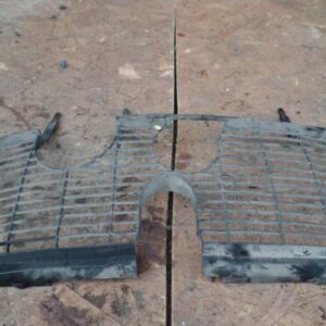 2000 MERCEDES BENZ E320 W210. GRILL PLASTIC