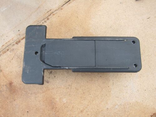 2007 VAXHALL ZAFIRA MK2 1.9 DIESEL. 3RD ROW REAR SEAT BELT CLIP BUCKLE TRIM