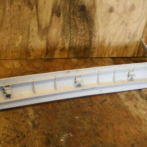 2008 RANGE ROVER VOGUE L322. TAILGATE PLASTIC SIDE TRIM