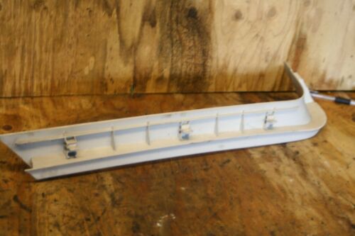 2008 RANGE ROVER VOGUE L322. TAILGATE PLASTIC SIDE TRIM
