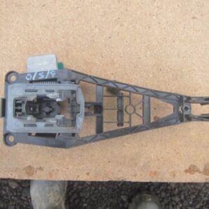 2007 VAXHALL ZAFIRA MK2 1.9 DIESEL. DRIVER SIDE FRONT DOOR HANDLE BRACKET