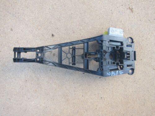 2007 VAXHALL ZAFIRA MK2 1.9 DIESEL. PASSENGER SIDE FRONT DOOR HANDLE BRACKET