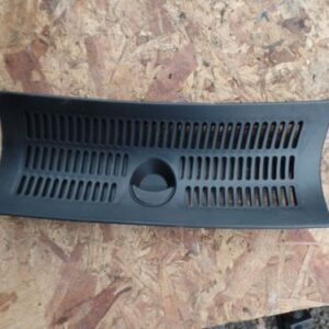 2002 AUDI A2. 1.4 PETROL. REAR LIGHT BOOT TRIM