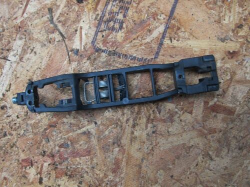1996 MERCEDES BENZ E320 W210 ESTATE. DOOR HANDLE BRACKET