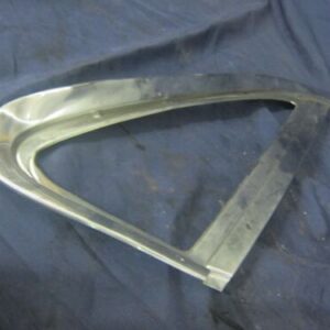 JAGUAR XJ8 3.2 V8 PETROL AUTOMATIC. REAR CHROME WINDOW TRIM DAMAGED