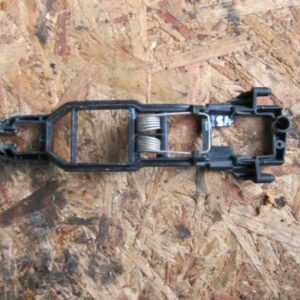 MERCEDES E320 W210 ESTATE. DRIVER FRONT DOOR HANDLE LOCK BRACKET
