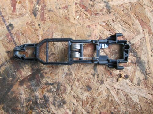MERCEDES E320 W210 ESTATE. DRIVER FRONT DOOR HANDLE LOCK BRACKET