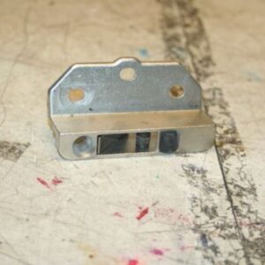 2004 BMW 318CI E46 CONVERTIBLE. ROOF LATCH CATCH MOUNT