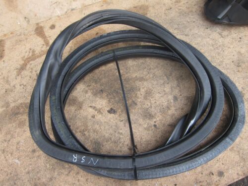 2006 SEAT LEON MK2 1.6 PETROL. PASSENGER SIDE REAR DOOR RUBBER TRIM