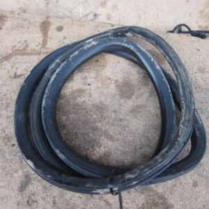 2006 SEAT LEON MK2 1.6 PETROL. REAR DRIVER SIDE DOOR RUBBER OFF SIDE