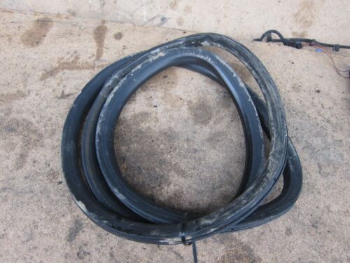 2006 SEAT LEON MK2 1.6 PETROL. REAR DRIVER SIDE DOOR RUBBER OFF SIDE