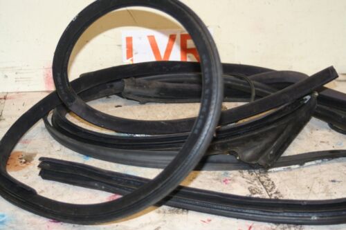 2004 BMW 318CI CONVERTIBLE. BOTH DOORS AND ROOF RUBBER COMPLETE SEALS