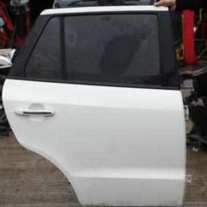 2010 HYUNDAI SANTA FE MK2. OSR DRIVER SIDE REAR DOOR COMPLETE IN WHITE