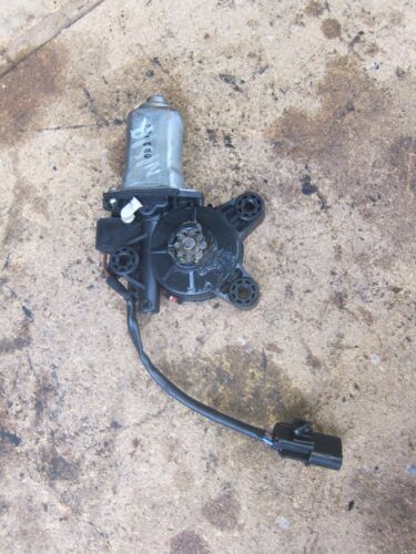 2003 HYUNDAI SANTA FE MK1 2.7 V6 PETROL. PASSENGER SIDE REAR WINDOW MOTOR NEAR