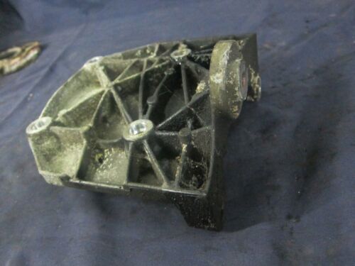 JAGUAR XJ8 3.2 V8 PETROL AUTOMATIC. PULLEY MOUNT HOUSING