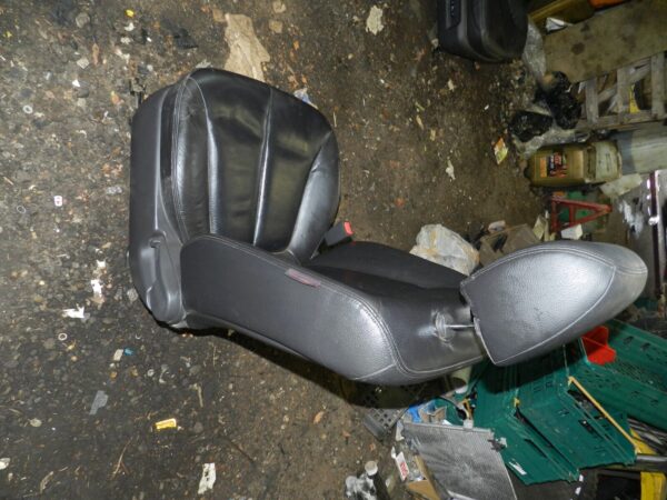 2010 MK2 2.2 CRDi Hyundai Santa Fe PASSENGER SIDE FRONT BLACK LEATHER SEATS ELEC - Image 2