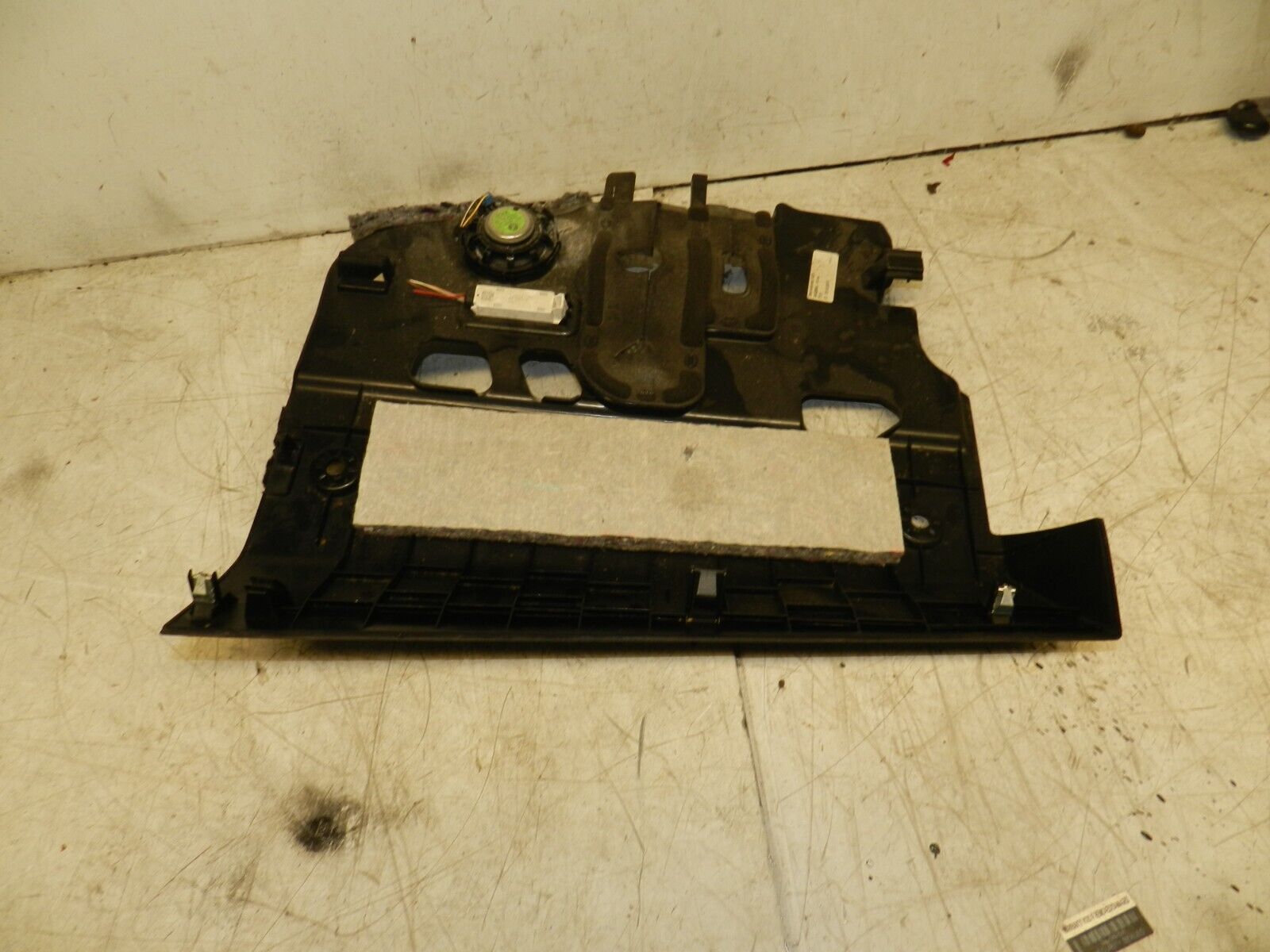 2014 BMW 1 SERIES F21 118D. DASHBOARD LOWER TRIM 9242896 - Image 5