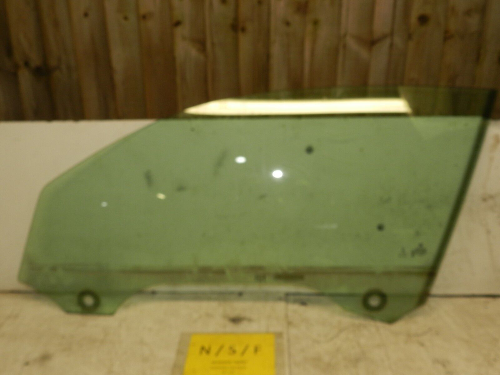 2014 BMW 1 SERIES F21 118D. PASSENGER SIDE FRONT WINDOW GLASS - Image 2