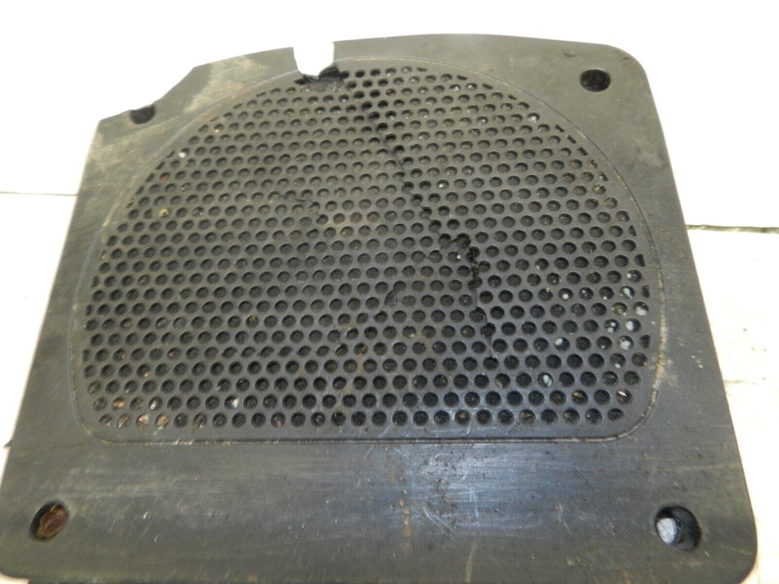 2014 BMW 1 SERIES F21 118D. UNDER SEAT SPEAKER CRACKED COVER - Image 2
