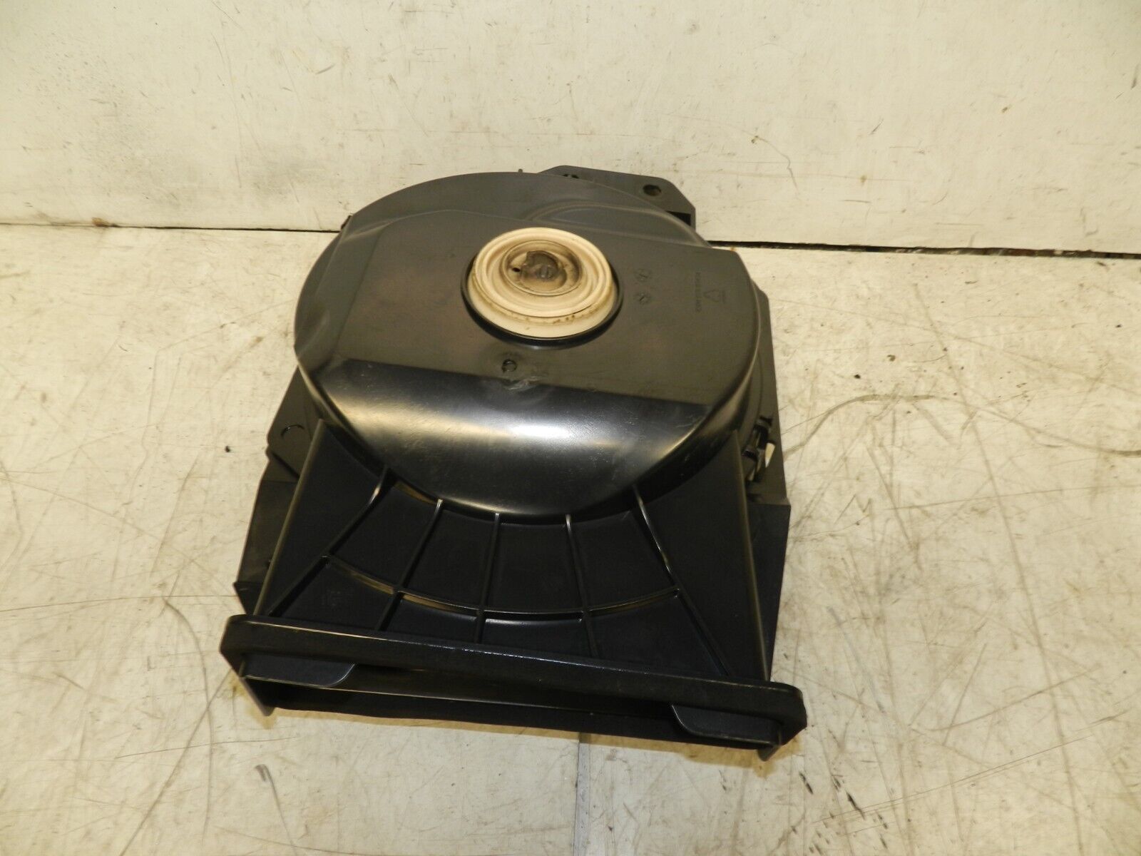 2014 BMW 1 SERIES F21 118D. UNDER SEAT SPEAKER CRACKED COVER - Image 3