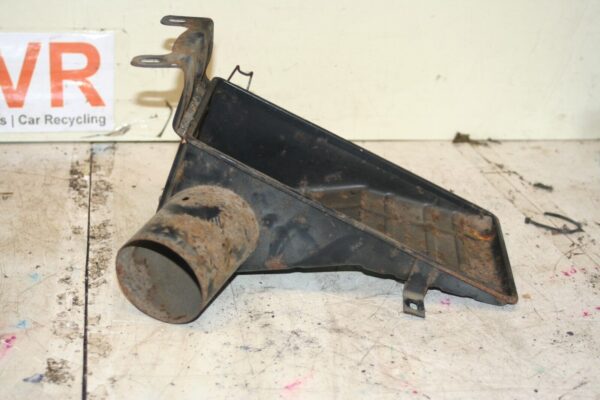 1988 BMW 525 E28. AIR FILTER HOUSING BOX BOTTOM BASE