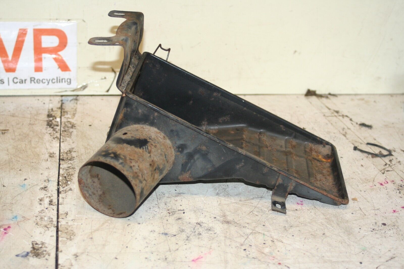 1988 BMW 525 E28. AIR FILTER HOUSING BOX BOTTOM BASE