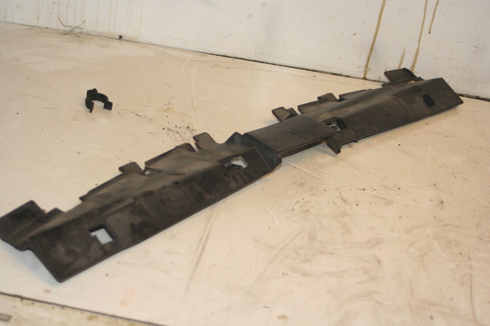 VAUXHALL VIVARO / RENAULT TRAFFIC PLASTIC BUMPER TRIM FRAME