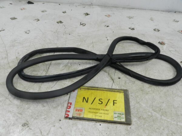 (121) 2007 AUDI A4 SALOON B7. PASSENGER SIDE FRONT RUBBER SEAL