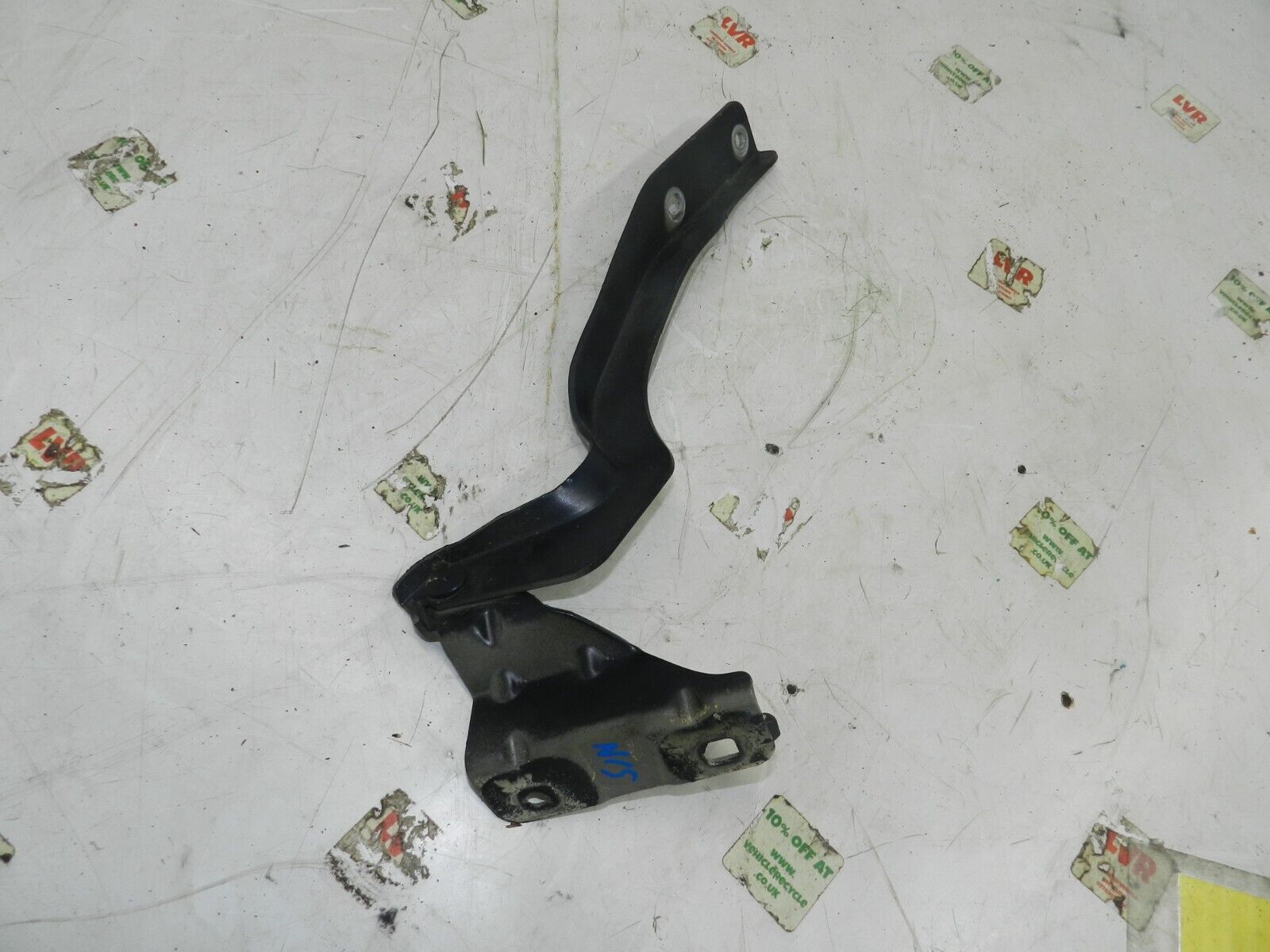 2011 NISSAN QASHQAI J10 MK1. PASSENGER SIDE BONNET HINGE - Image 2