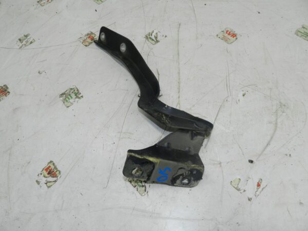 2011 NISSAN QASHQAI J10 MK1. DRIVER SIDE BONNET HINGE - Image 2