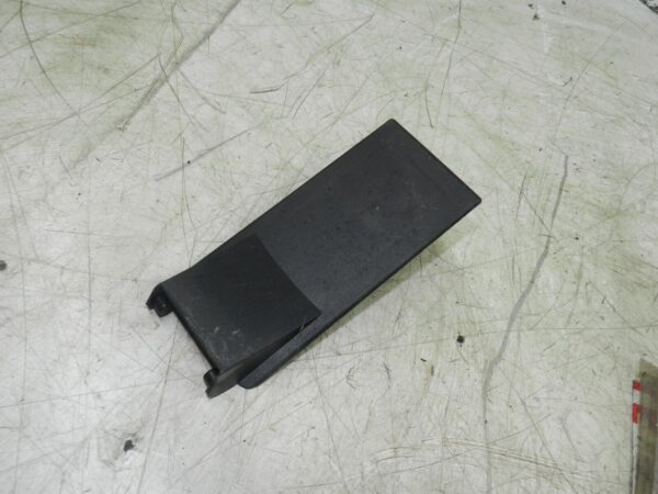 (121) 2007 AUDI A4 SALOON B7. 8E0971981B SEAT WING LOOM PLASTIC COVER CAP