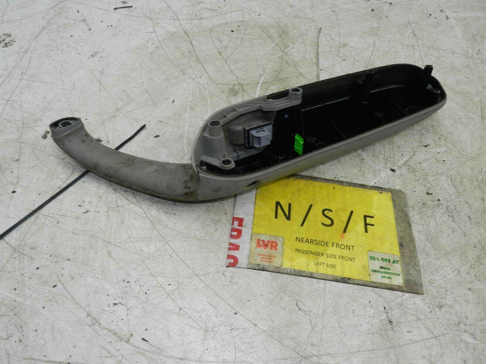 (121) 2007 AUDI A4 SALOON B7. PASSENGER FRONT DOOR HANDLE TRIM WILL BE CLEANED - Image 2