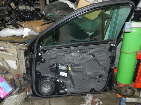 (121) 2007 AUDI A4 SALOON B7. DRIVER SIDE FRONT DOOR IN BLACK