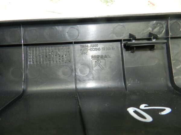 2011 NISSAN QASHQAI J10 MK1. DRIVER SIDE FLOOR SILL KICK TRIM - Image 4
