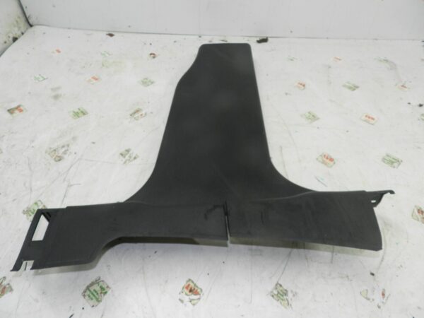 2011 NISSAN QASHQAI J10 MK1. DRIVER SIDE B PILLAR LOWER TRIM - Image 2