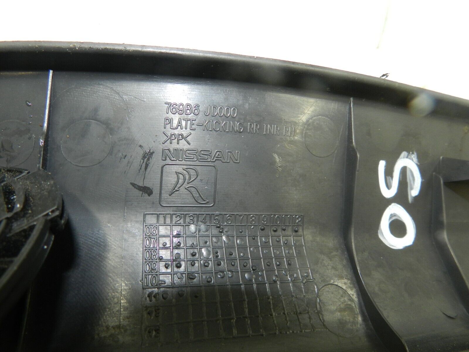 2011 NISSAN QASHQAI J10 MK1. DRIVER SIDE LOWER SILL TRIM KICK PANEL - Image 4