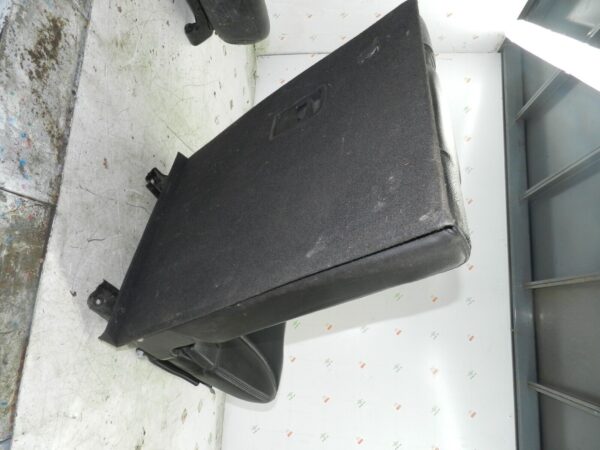 2010 MK2 2.2 CRDi Hyundai Santa Fe. REAR BENCH SEAT BLACK LEATHER 3RD ROW NEAR - Image 3