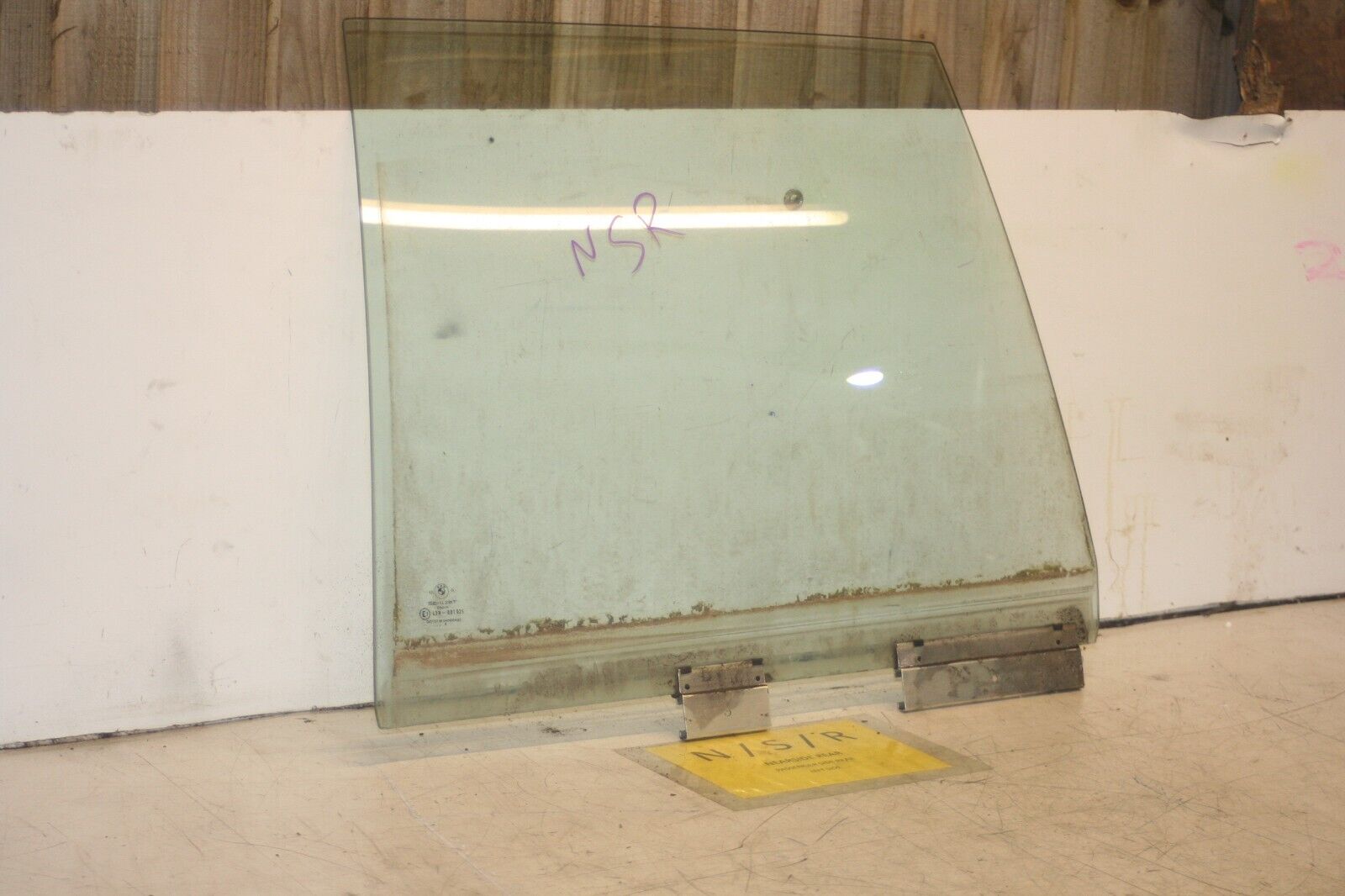 1988 BMW 735 7SERIES E32. PASSENGER SIDE REAR WINDOW GLASS - Image 2