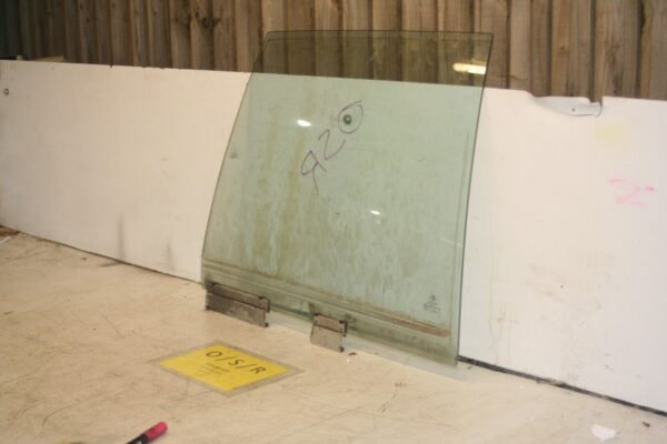 1988 BMW 735 7SERIES E32. DRIVER SIDE REAR WINDOW GLASS - Image 2