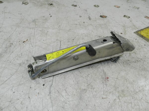 (121) 2007 AUDI A4 SALOON B7. EMERGENCY VEHICLE JACK