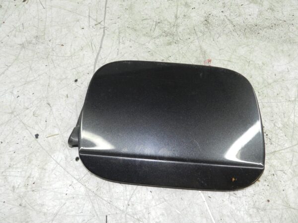 (121) 2007 AUDI A4 SALOON B7. FUEL CAP FLAP IN GREY