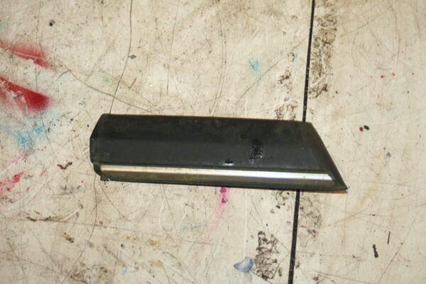 1988 BMW 525 E28. WING SIDE TRIM PASSENGER FRONT MOULDING