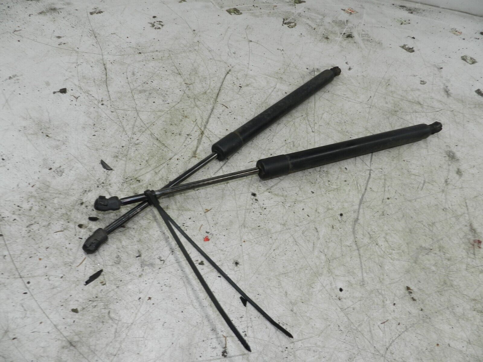 2012 FORD GALAXY MK3 TITANIUM. BOOT LID TAIL GATE GAS STRUTS - Image 2