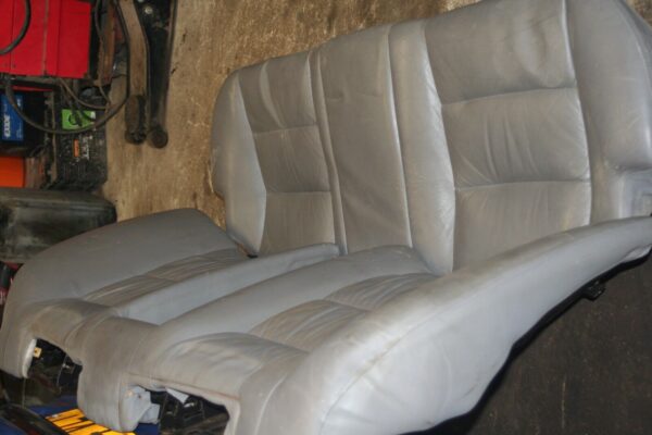 1988 BMW 735 7SERIES E32. REAR LEATHER SEATS - Image 4