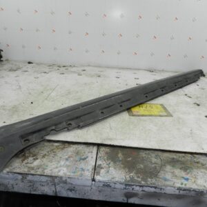 (121) 2007 AUDI A4 SALOON B7. PASSENGER SIDE SAIL TRIM IN GREY SIDE SKIRT