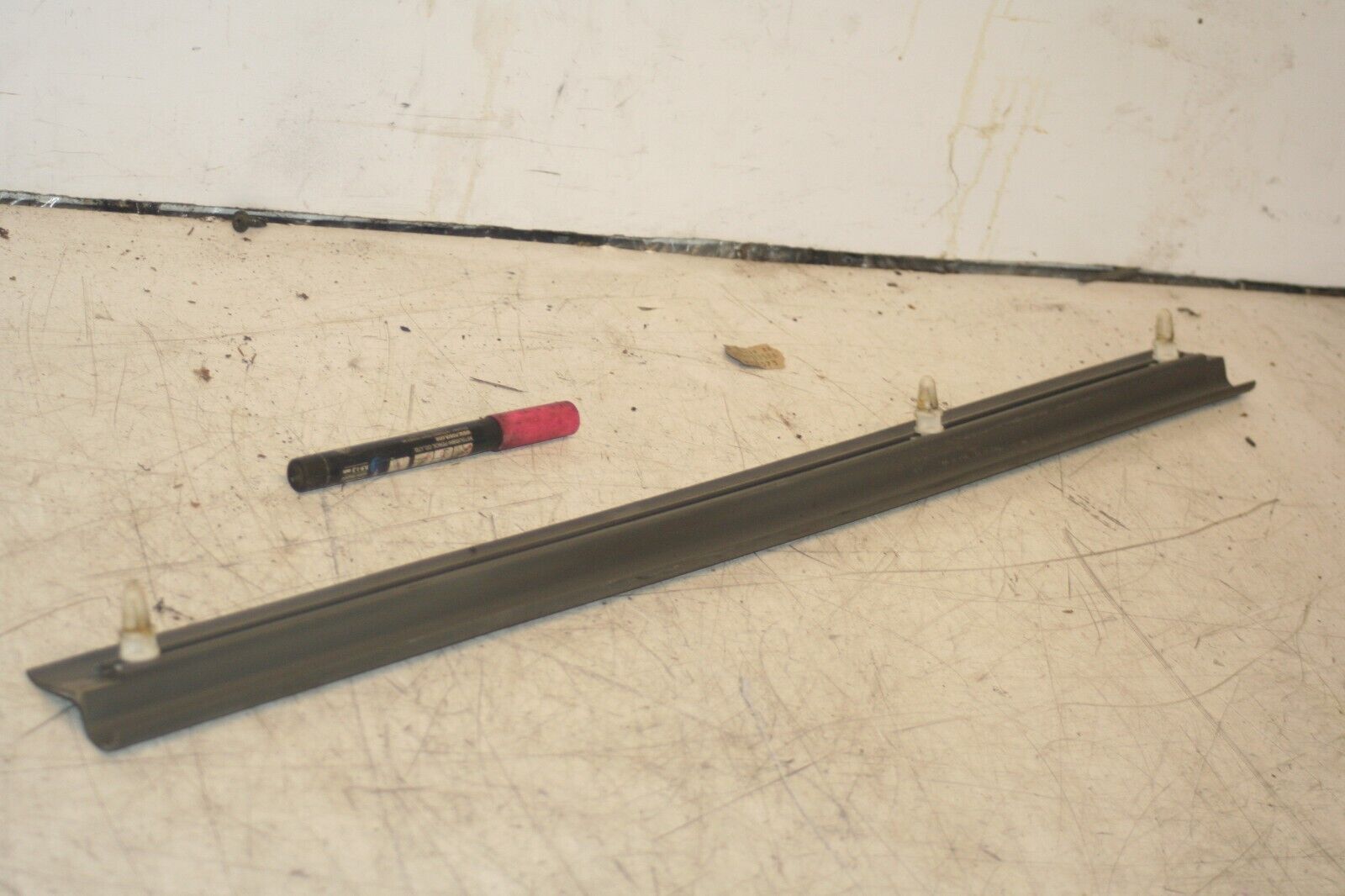 1988 BMW 735 7SERIES E32. FLOOR SILL TRIM FRONT - Image 2