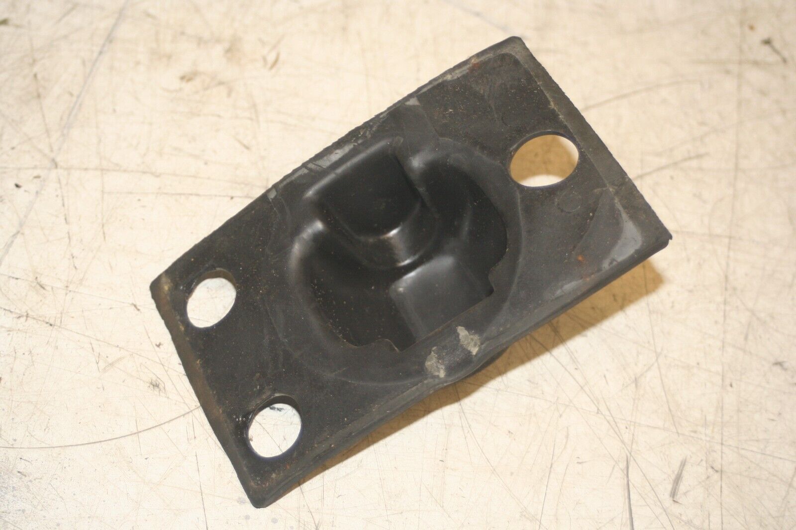 1988 BMW 735 7SERIES E32. SUSPENSION TOP COVER
