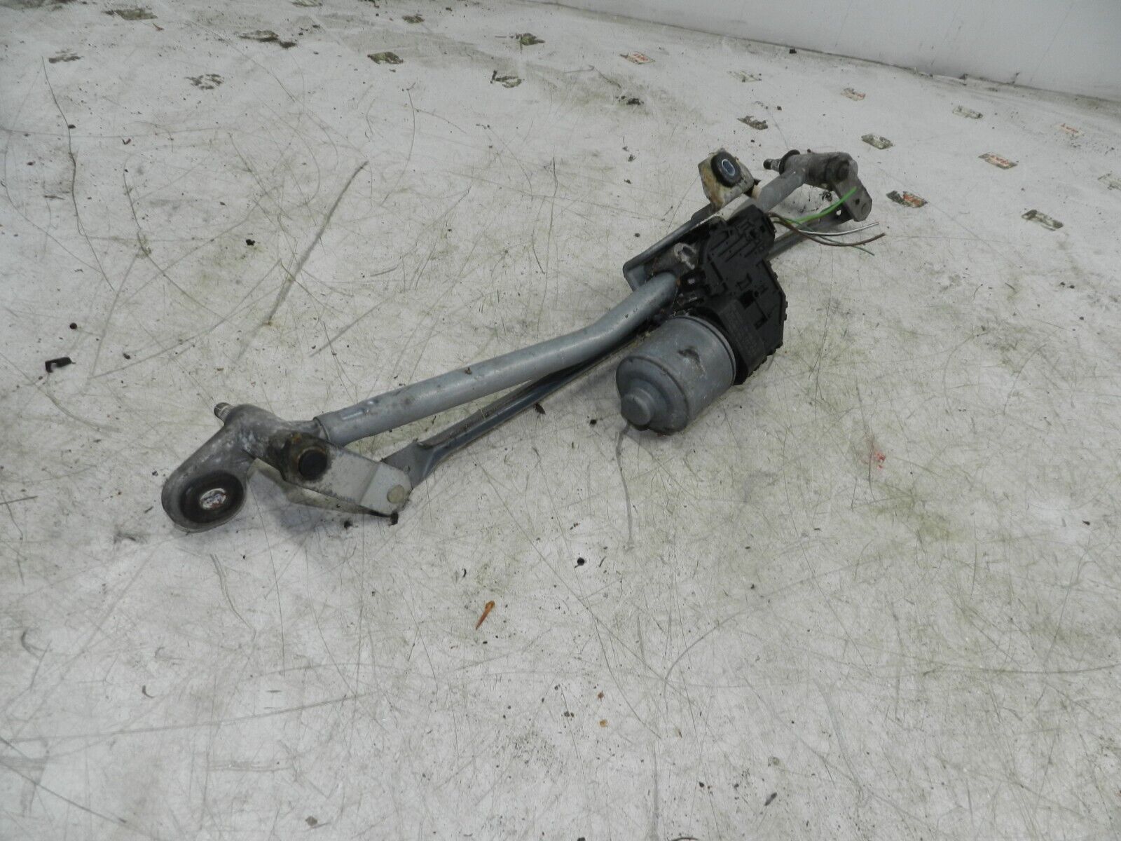 (121) 2007 AUDI A4 SALOON B7. FRONT WIPER REGULATOR AND MOTOR