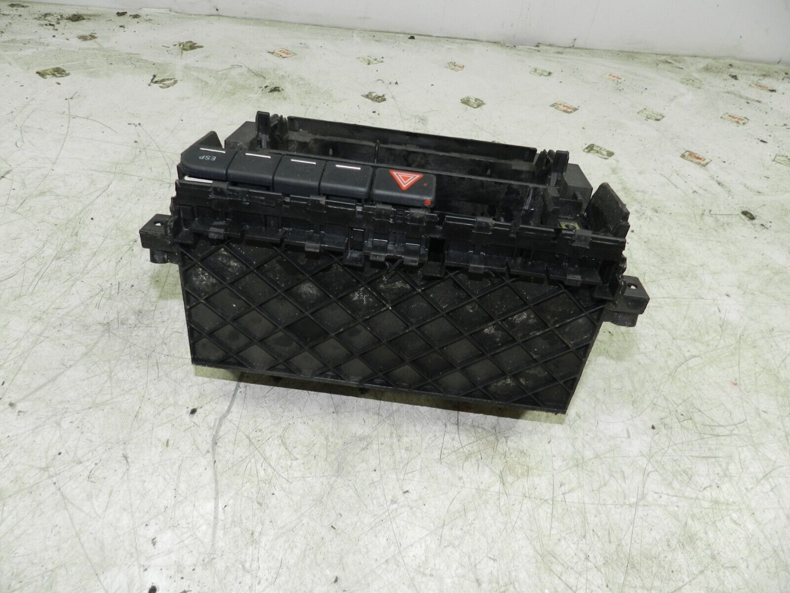 (121) 2007 AUDI A4 SALOON B7. CENTRE CONSOLE FRAME AND BUTTONS