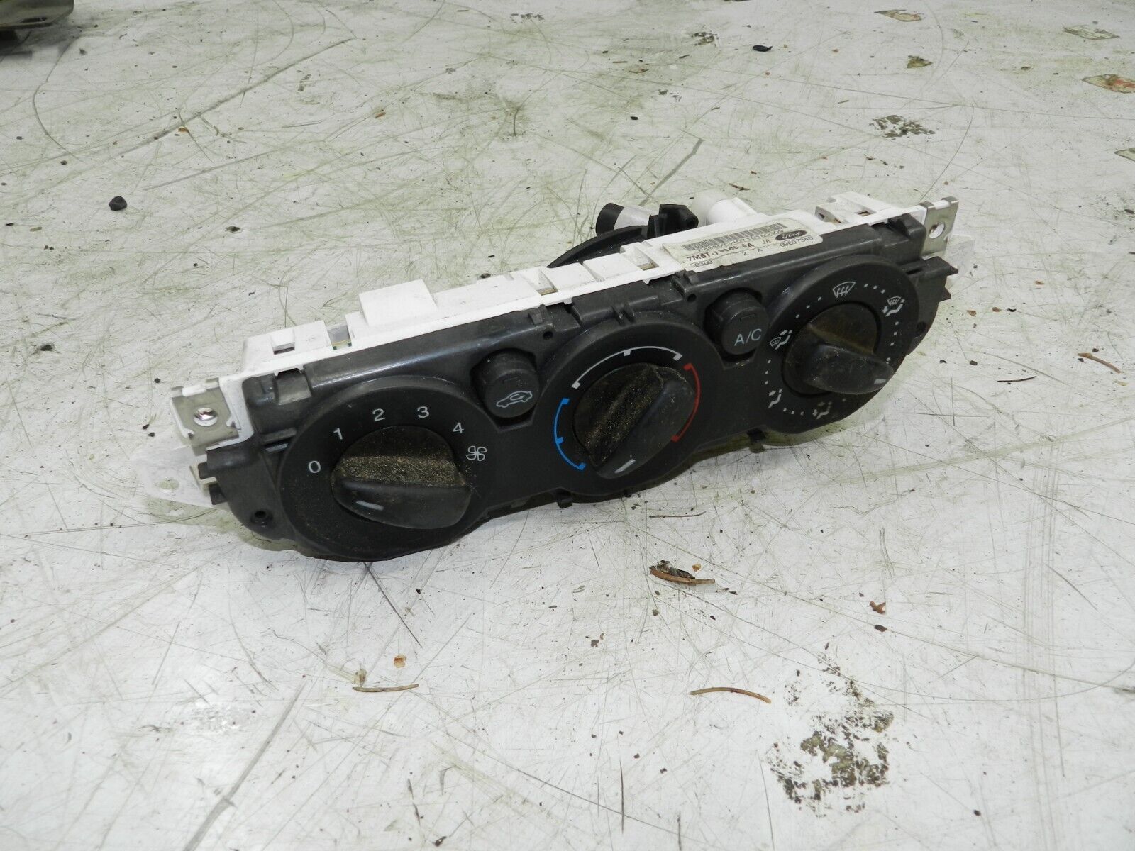 2008 FORD FOCUS CC CONVERTIBLE. HEATER CONTROLS SWITCH BUTTONS